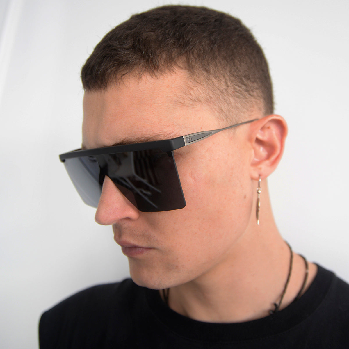 ÓCULOS DE SOL MOSCOW - Metal Preto Fosco - Lente Cinza