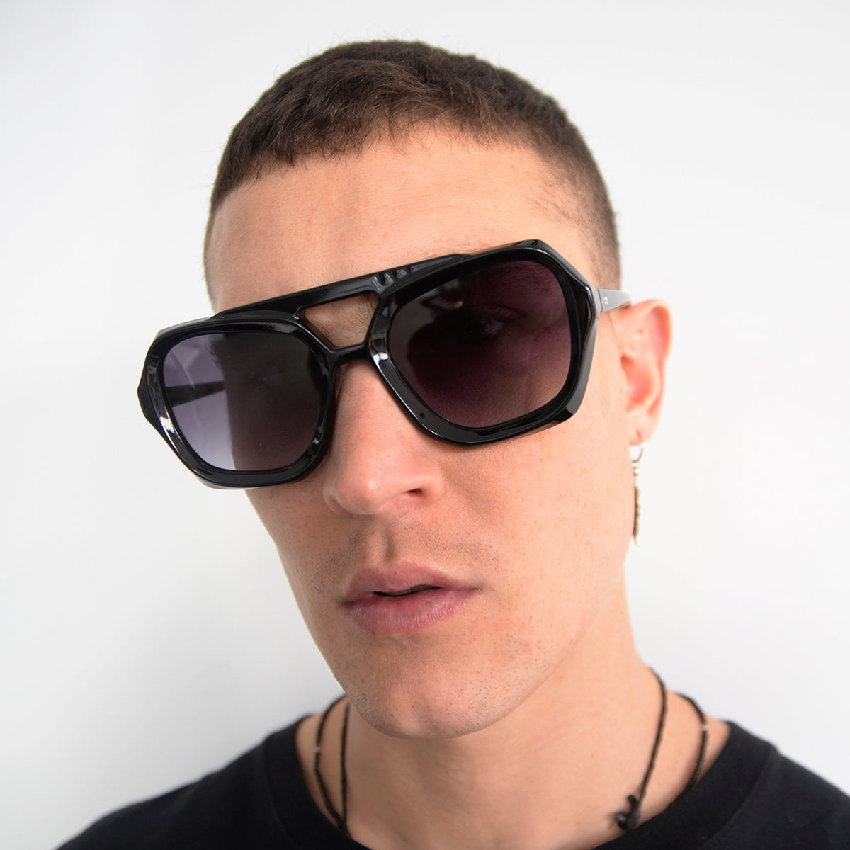 ÓCULOS DE SOL Tiger - Preto Brilhante - Lente Gradiente Cinza