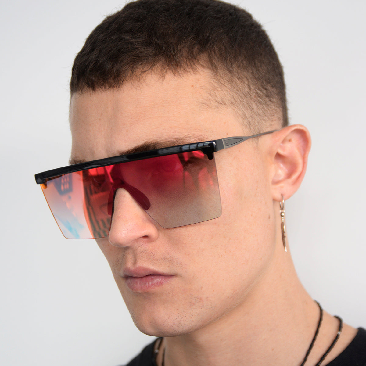 ÓCULOS DE SOL MOSCOW - Metal Preto Brilhante - Lente Morango