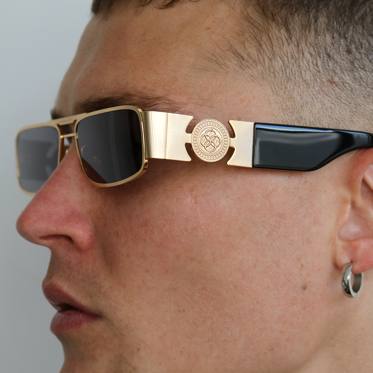 ÓCULOS DE SOL Menorca - Luxury Series - Preto Brilhante Ouro - Lente Cinza