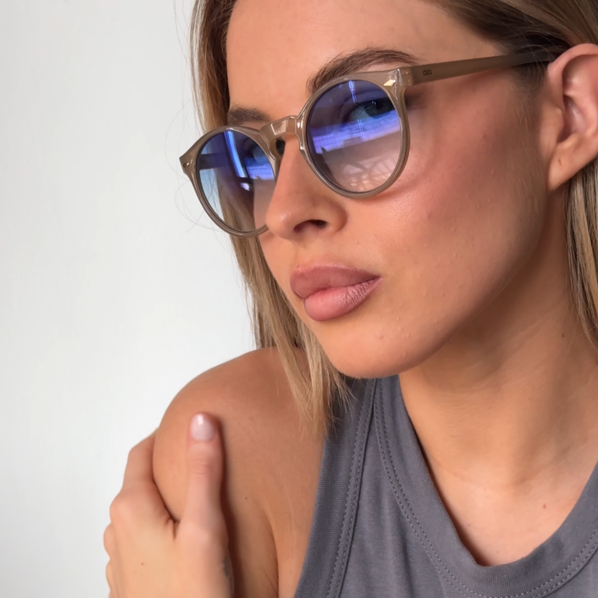 Óculos de sol Tulum - MARROM Leitoso - Lente degradada azul espelhada